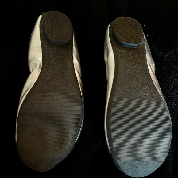 Silver metallic/Black Girls/youth Sz6 “Old Navy” elastic back ballet flats - Picture 3 of 5